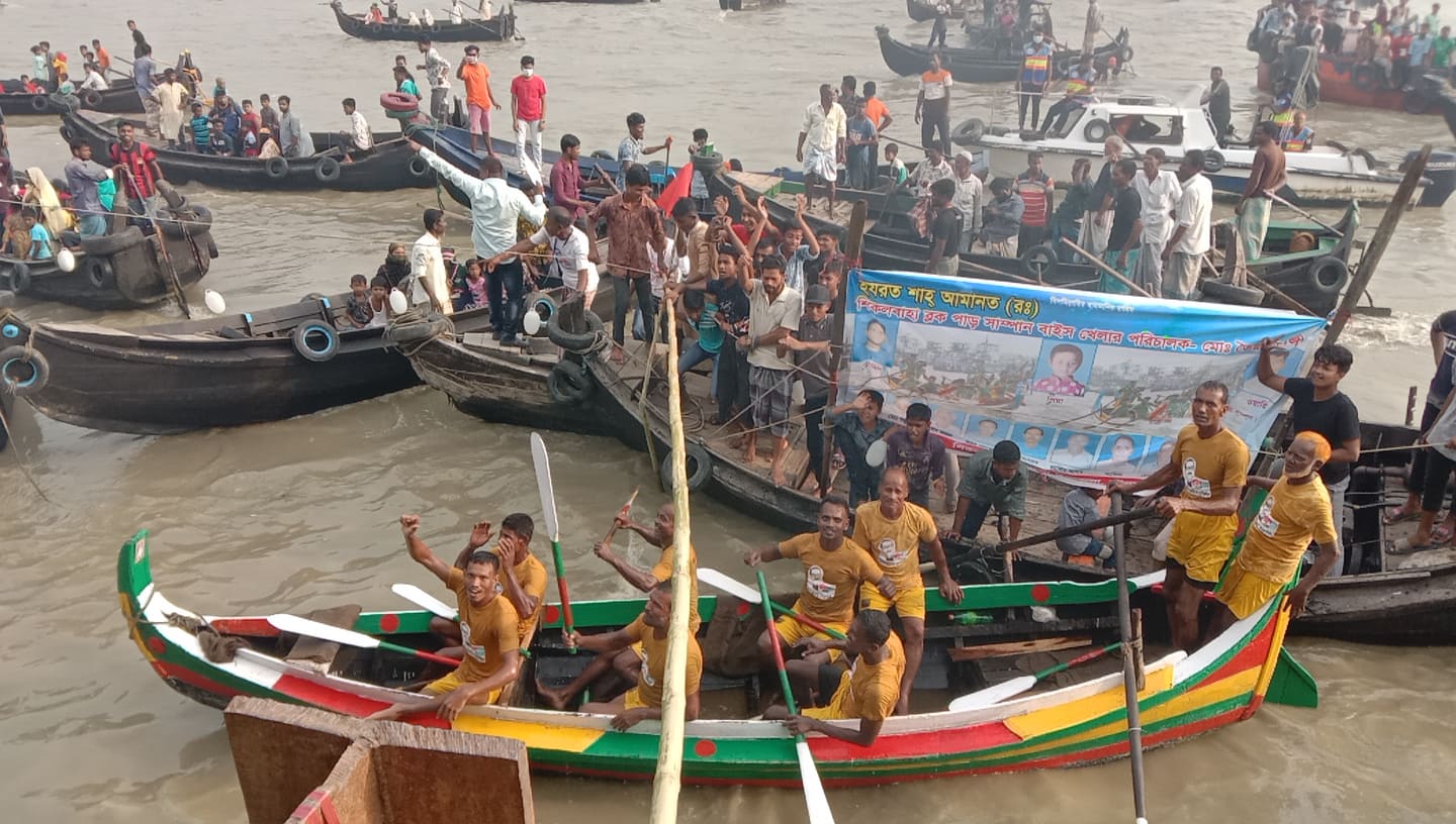 কর্ণফুলীতে জমজমাট সাম্পানবাইচ, দুই তীরে দর্শকের ঢল