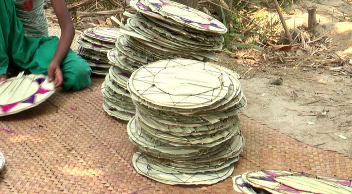 নওগাঁয় গরমে হাতপাখার চাহিদা তুঙ্গে