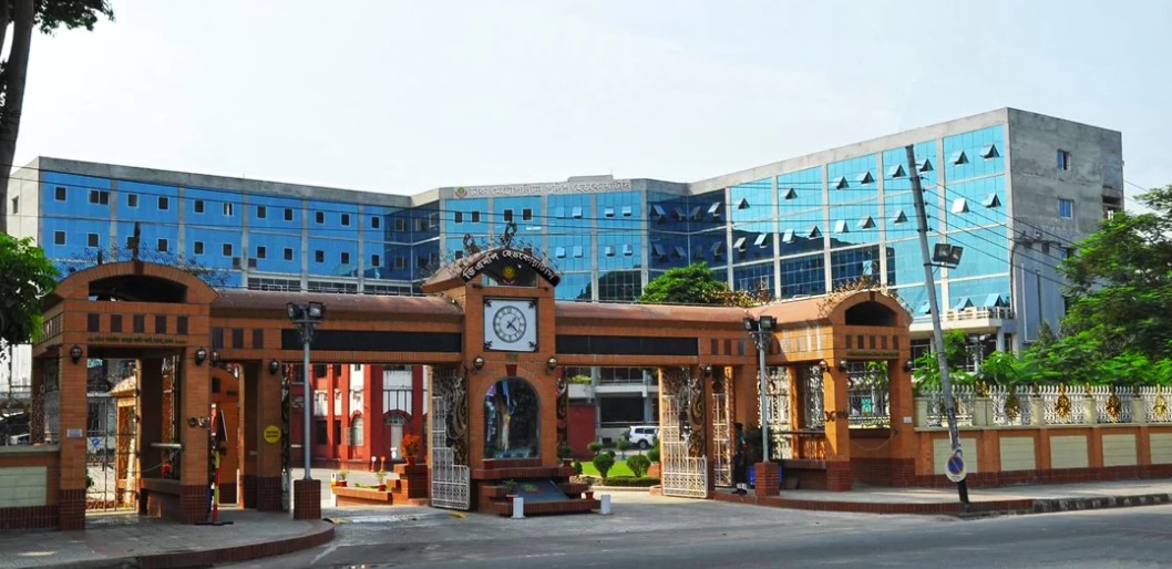 রাস্তা অবরোধ নয়, আইন মেনে কর্মসূচি চান ডিএমপি