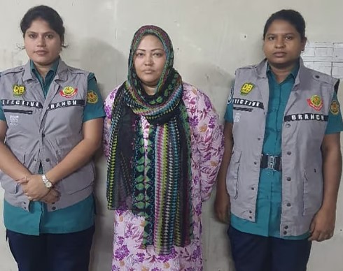 কাঠগড়ার রেলিং ধরে নির্বিকার মমতাজ