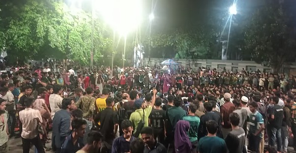 উত্তাল কাকরাইল: পুলিশের হামলার প্রতিবাদে শিক্ষার্থী-শিক্ষক একমঞ্চে