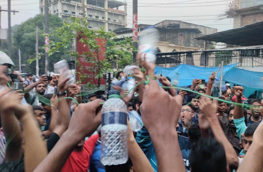 ‘বোতল-বোতল!’ স্লোগানে কাকরাইলে জবির প্রতিবাদ