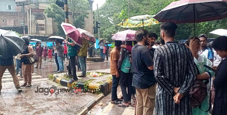 জবি আন্দোলন: বৃষ্টি থামায়নি প্রতিবাদ