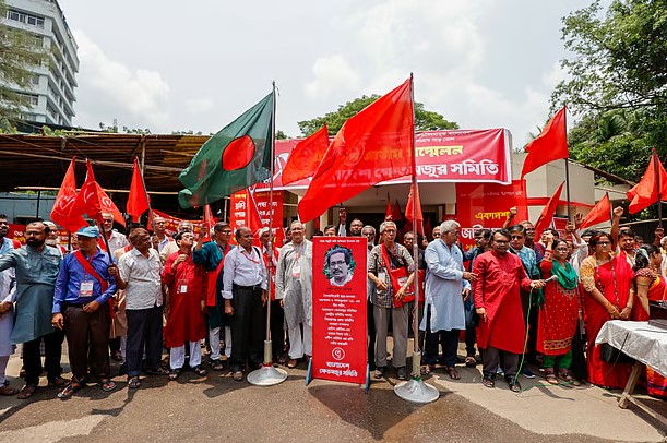 "রুটি, জমি, মর্যাদা – এই আমাদের দাবি"
