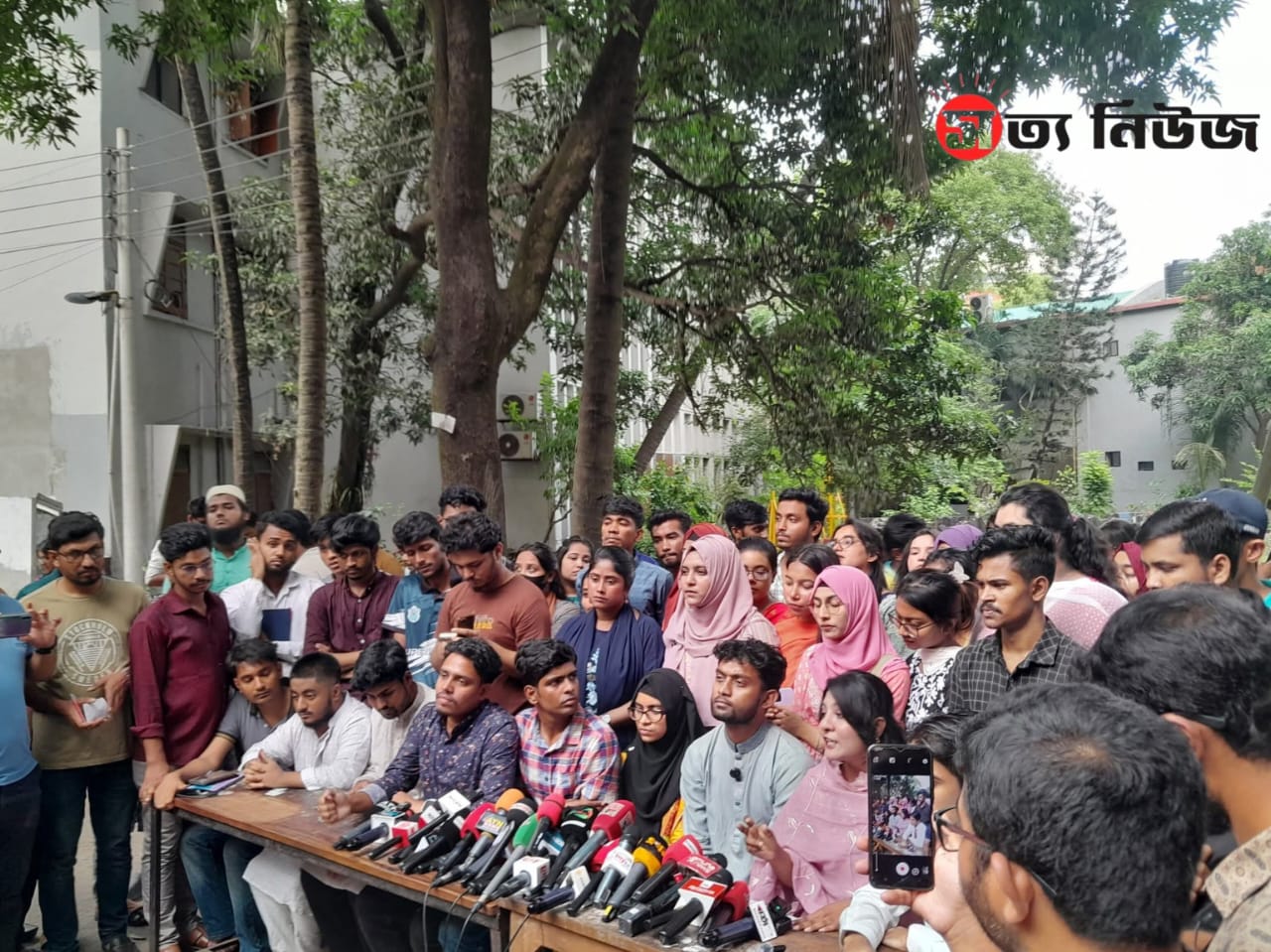 রোববারের শেষ সময়: অন্তর্বর্তী প্রশাসনের প্রজ্ঞাপন না দিলে সোমবার থেকেই রাজপথে সাত কলেজের শিক্ষার্থীরা