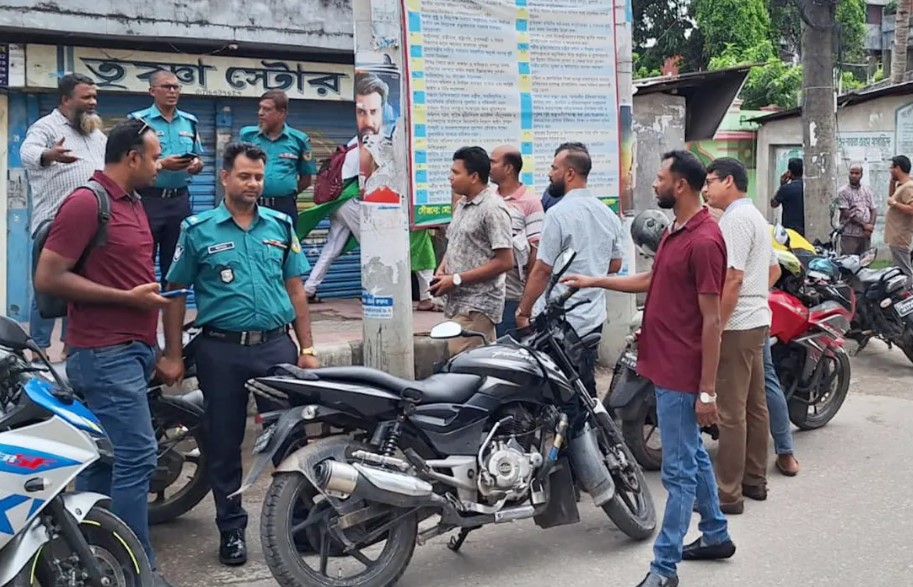 বরিশালে পুলিশের হাতকড়া পরেই পালাল দুই যুবক!