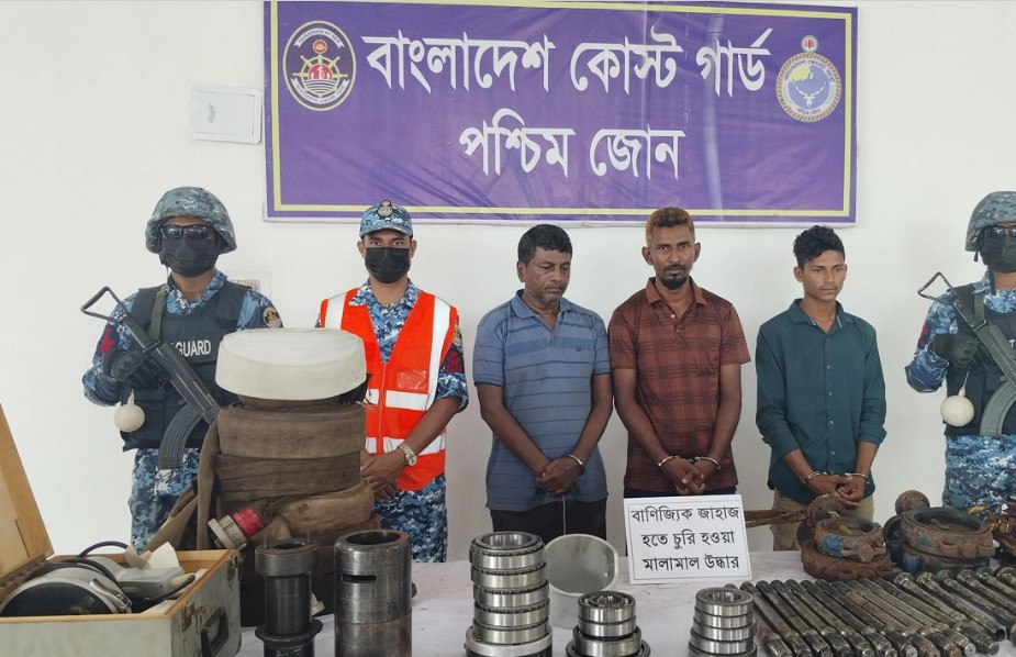 মোংলা বন্দরে জাহাজ ডাকাতি, চিফ ইঞ্জিনিয়ার কি মূলহোতা!