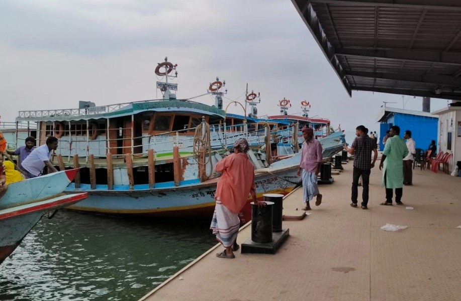 ৪৬ ঘণ্টা পর অবশেষে দৌলতদিয়া-পাটুরিয়া লঞ্চ চলাচল পুনরায় শুরু