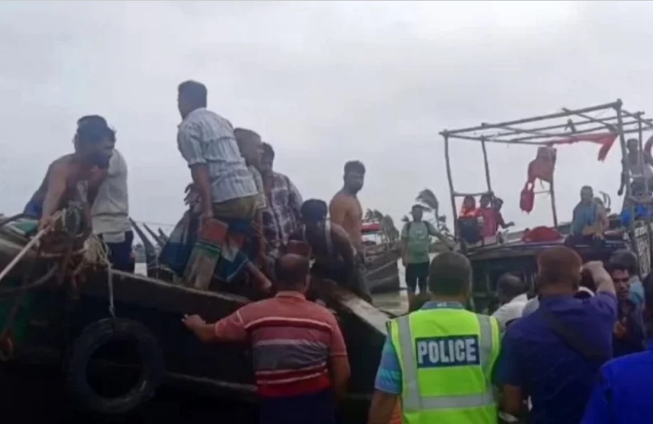 হাতিয়ায় ট্রলারডুবি, চলছে উদ্ধার