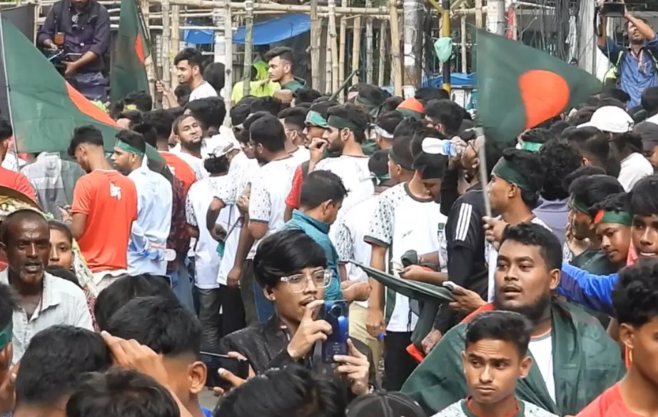 সন্ধ্যায় শুরু লড়াই, আগেভাগেই জমজমাট স্টেডিয়াম গেট!