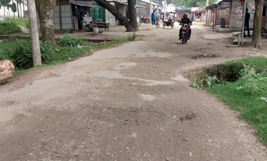 তিন বছরেও শেষ হয়নি নীলফামারীর সড়ক, গা ঢাকা ঠিকাদার!