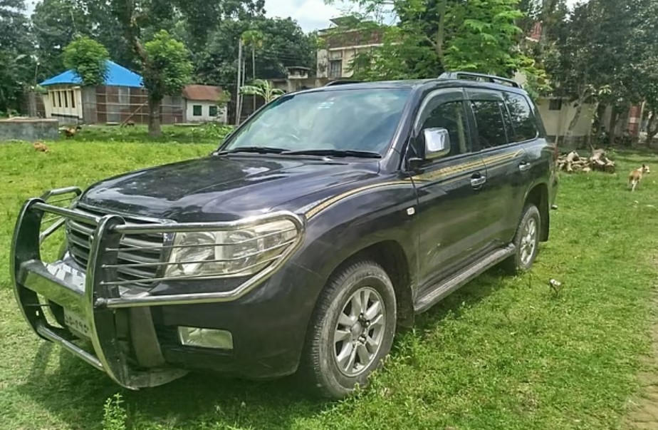 লালমনিরহাটে সাবেক প্রতিমন্ত্রীর বিলাসবহুল গাড়ি আটক