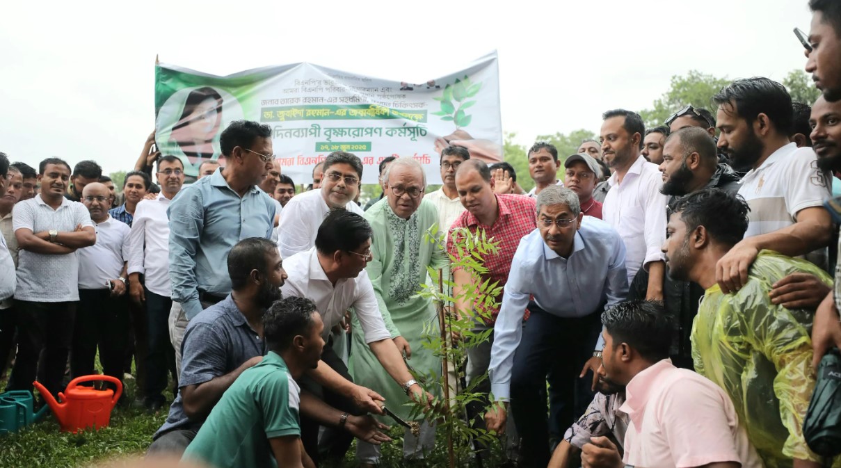 সংকট এখনও কাটেনি, গণতন্ত্র ফিরিয়ে আনতেই হবে: রিজভীর দৃঢ় বার্তা