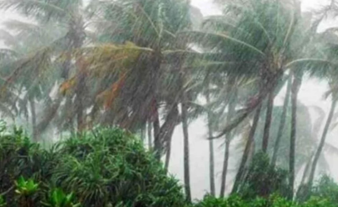রাতের আঁধারেই ঝড়ের পূর্বাভাস: ১৮ অঞ্চলে বজ্রসহ বৃষ্টির শঙ্কা, সতর্ক সংকেত দেখাতে বলেছে আবহাওয়া অধিদপ্তর