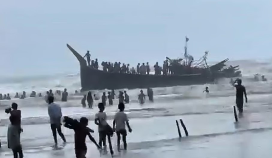 টেকনাফ সৈকতে ভেসে এলো রহস্যময় ট্রলার, পাচার সংশ্লিষ্টতার আশঙ্কা
