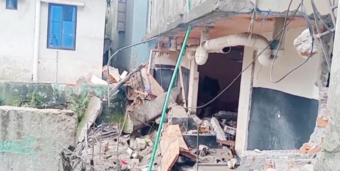 আশুলিয়ায় গ্যাস বিস্ফোরণে ভবন ধস: দগ্ধ অন্তত ৬, অবস্থা আশঙ্কাজনক দুইজনের