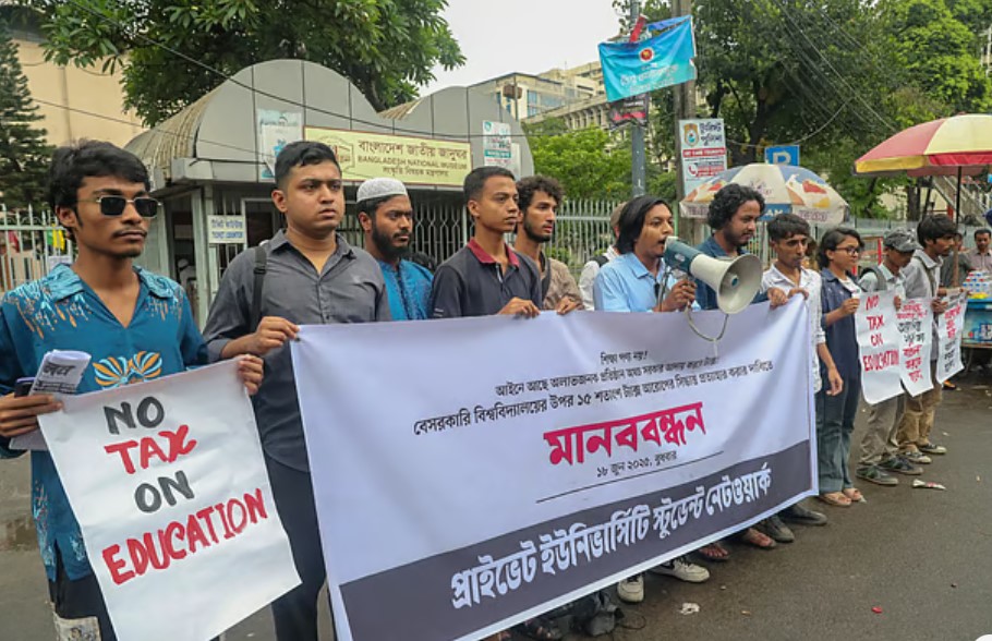 বেসরকারি বিশ্ববিদ্যালয়ে ১৫% কর আদায়: শিক্ষার্থীদের প্রতিবাদে উত্তাল রাজধানী