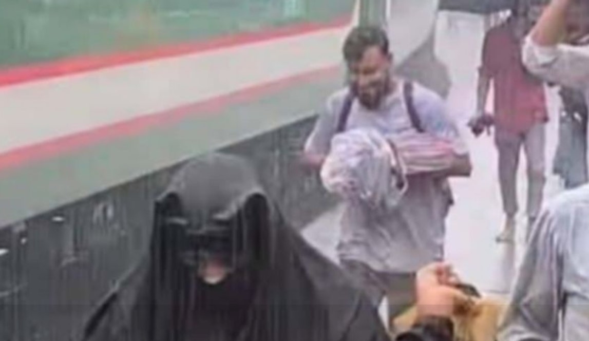 ঈশ্বরদী বাইপাসে ছাউনির সংকট, স্টেশনে যাত্রী দুর্ভোগ চরমে