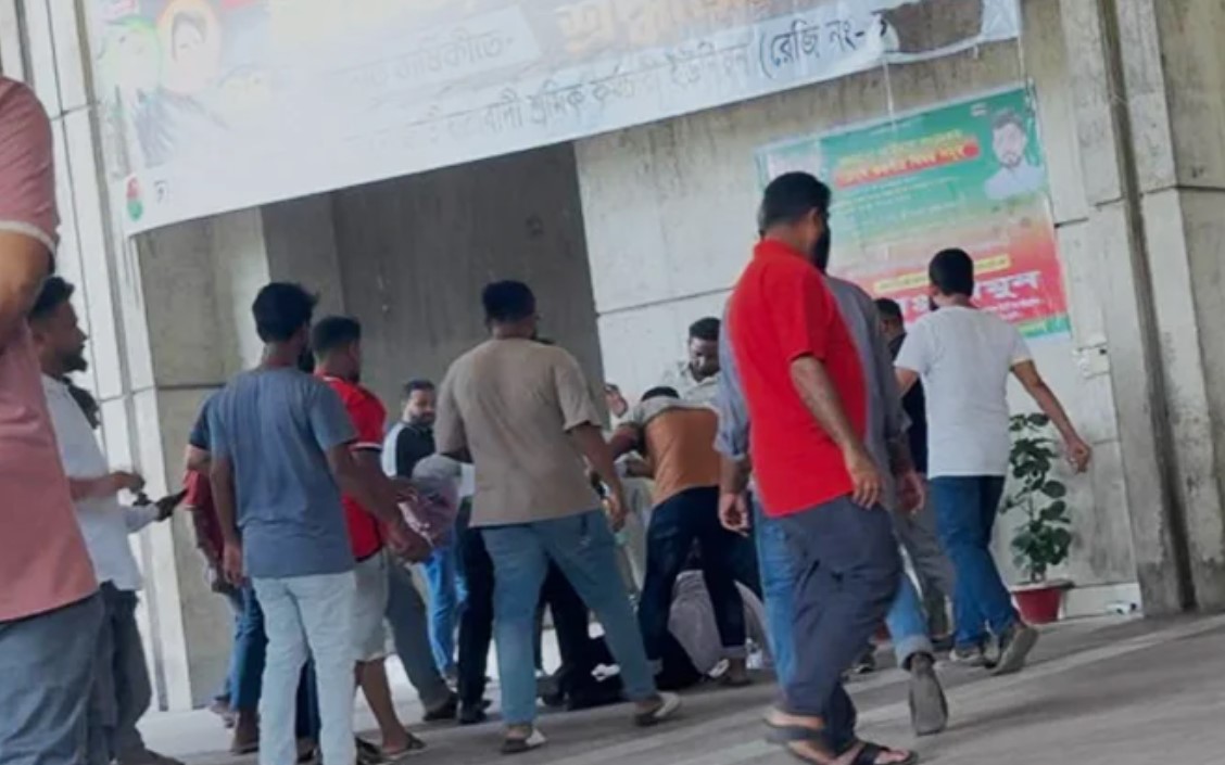 সাংবাদিকের ফোন ছিনতাই, ভিডিও ডিলিট—নগর ভবনে থমথমে পরিস্থিতি