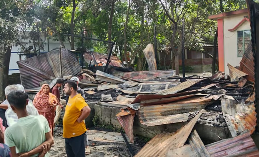 এক ফুলেই উত্তাল গ্রাম, পুলিশের ৭ জন আহত