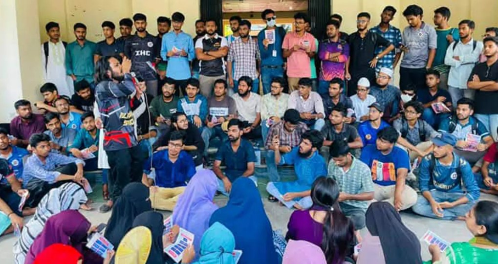 "শিক্ষার্থীদের ৯ দফা দাবিতে প্রশাসনিক ভবন ঘেরাও, রাবিতে অচল অবস্থা"