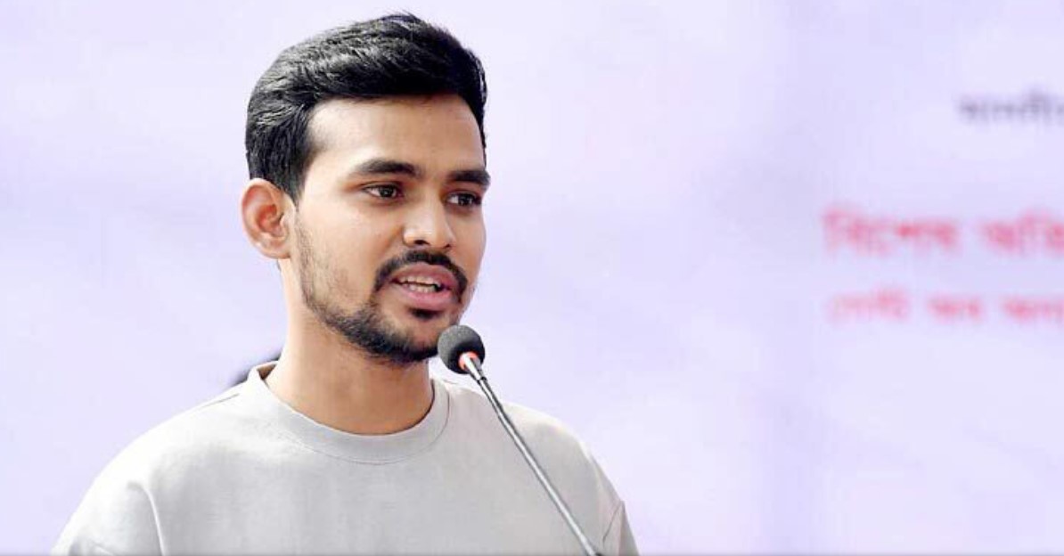 লাইসেন্সধারী অস্ত্র নিয়ে বিদেশ সফর, কী বলছেন উপদেষ্টা আসিফ মাহমুদ
