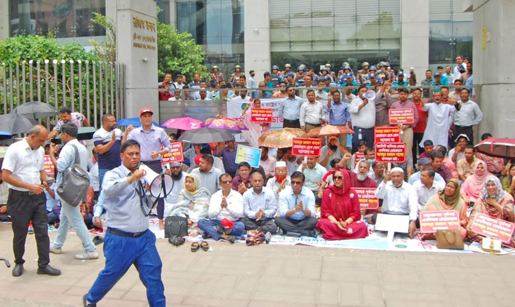 "শাটডাউনে অচল এনবিআর, বাণিজ্যে বিপর্যয়—চাপে সরকার"