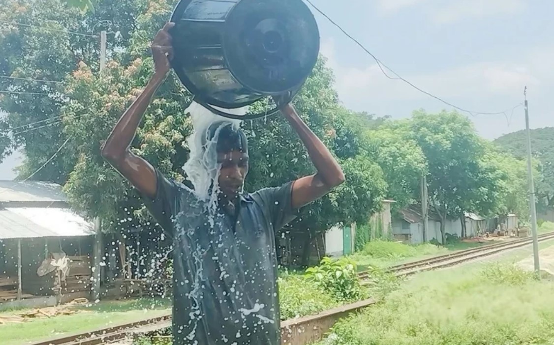 "তালাকের কষ্টে বাজারে দুধ গোসল, আলোচনায় নাটোরের চা দোকানি"