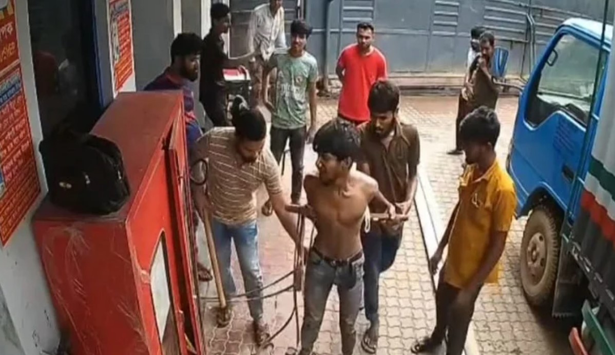 চুরির অপবাদে যুবককে বেঁধে নির্যাতন, ভাইরাল ভিডিওতে লোমহর্ষক দৃশ্য