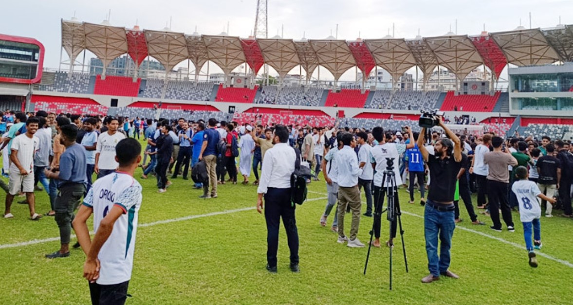প্রবাসী ট্রায়ালে নিয়মের ছেঁড়াছেঁড়ি, মাঠে পরিণত হাটবাজারে