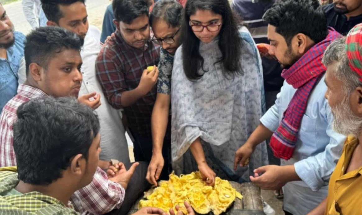 কৃষকের আন্তরিকতায় মুগ্ধ এনসিপি নেতারা, ভাইরাল কাঁঠাল খাওয়ার মুহূর্ত