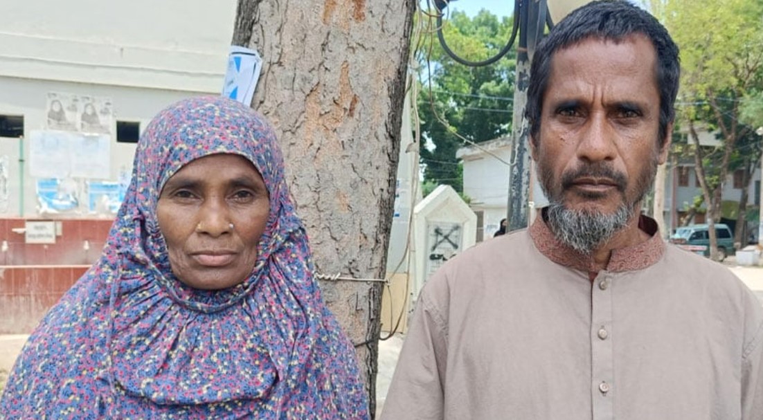 সিরাজগঞ্জের তাড়াশে সম্পত্তি হাতিয়ে বৃদ্ধ বাবা-মাকে ঘরছাড়া করলেন দুই ছেলে