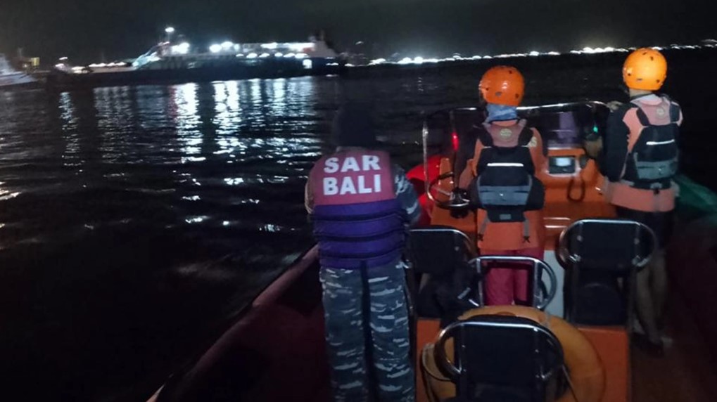 ইন্দোনেশিয়ায় নৌকা ডুবে ৩৮ জন নিখোঁজ, উদ্ধারকাজ চলছে