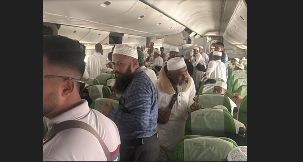 চট্টগ্রাম বিমানবন্দরে হজ ফেরা ফ্লাইট আটকে, ভোগান্তিতে ৪০০ যাত্রী