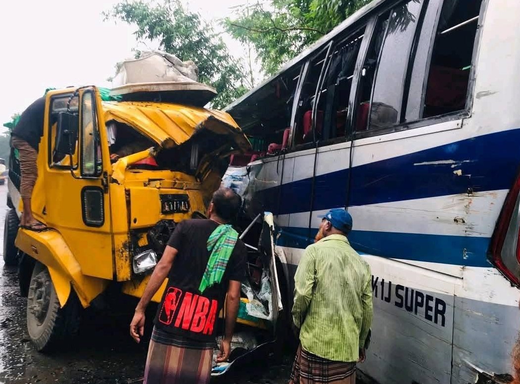 পাবনা মহাসড়কে ভয়াবহ দুর্ঘটনায় তিনজনের প্রাণহানি