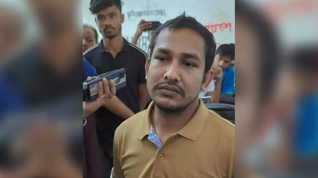 ঢাবি সূর্যসেন হলে ছাত্রলীগ নেতাকে আটকের পর পুলিশের কাছে সোপর্দ