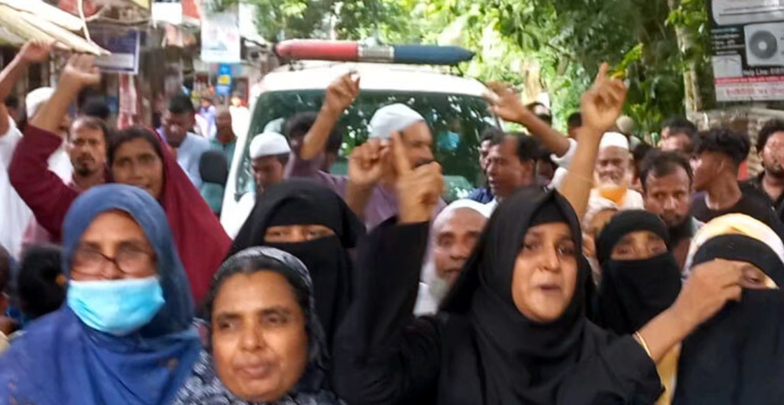 চাঁদপুরে যুবক হত্যার বিচারে মরদেহ নিয়ে থানার সামনে এলাকাবাসীর বিক্ষোভ