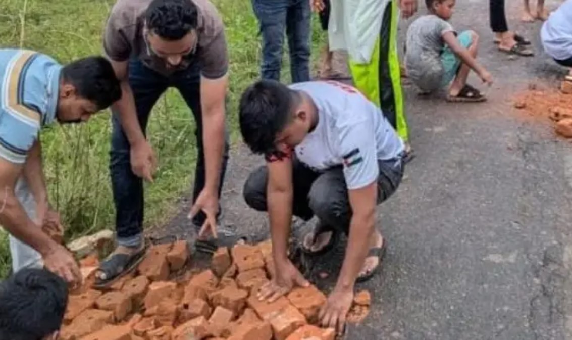 রাঙ্গুনিয়ায় ভাঙা সড়ক নিজেরা মেরামত করলেন ছাত্রদল কর্মীরা