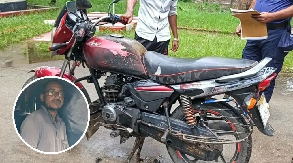 বরগুনায় ট্রাফিক মামলায় ক্ষুব্ধ চালক নিজের মোটরসাইকেলে আগুন দিলেন