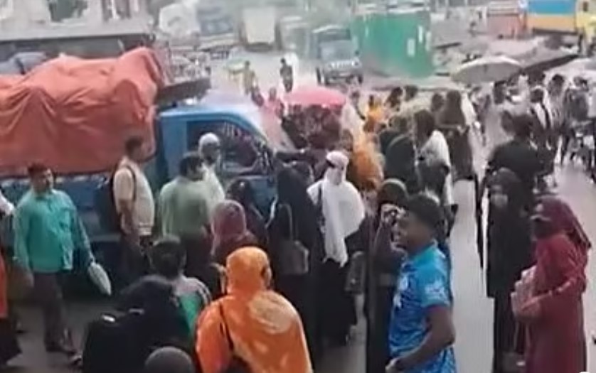 বকেয়া বেতনের দাবিতে চট্টগ্রামে শ্রমিকদের সড়ক অবরোধ