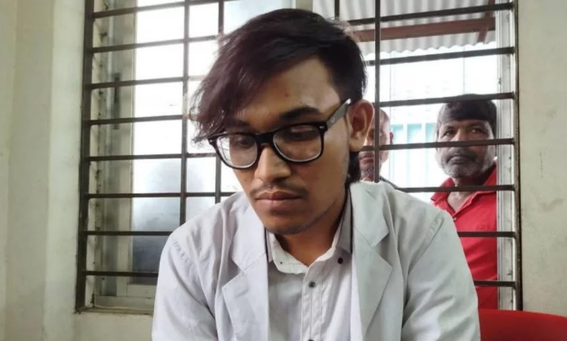 যশোর জেনারেল হাসপাতালে ভুয়া ইন্টার্ন চিকিৎসক সেজে প্রতারণা, যুবক আটক