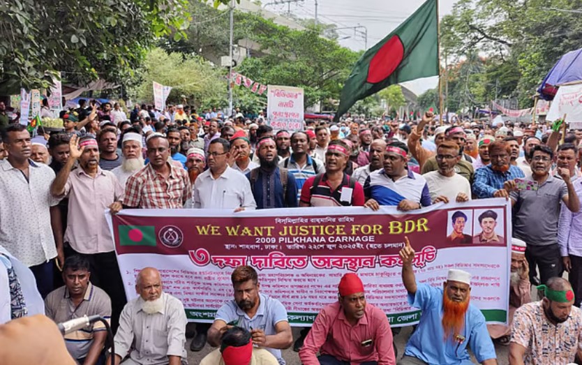 যমুনা অভিমুখে পদযাত্রায় পুলিশের বাধায় ছত্রভঙ্গ চাকরিচ্যুত বিডিআর সদস্যরা