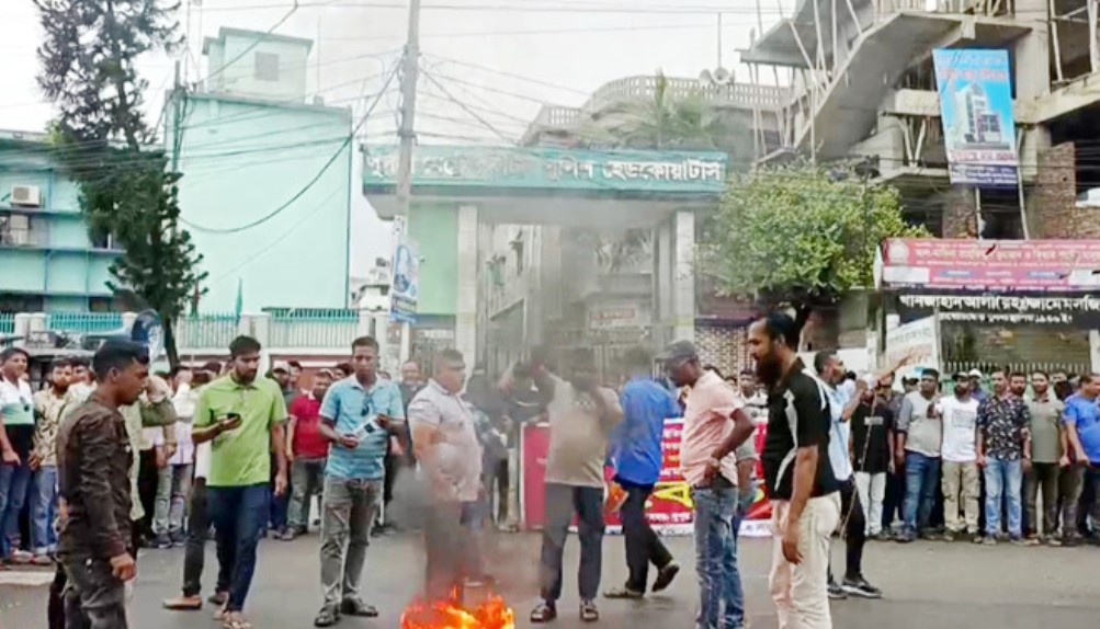 খুলনায় কেএমপি কমিশনারের অপসারণ দাবিতে ছাত্র-জনতার অবরোধ