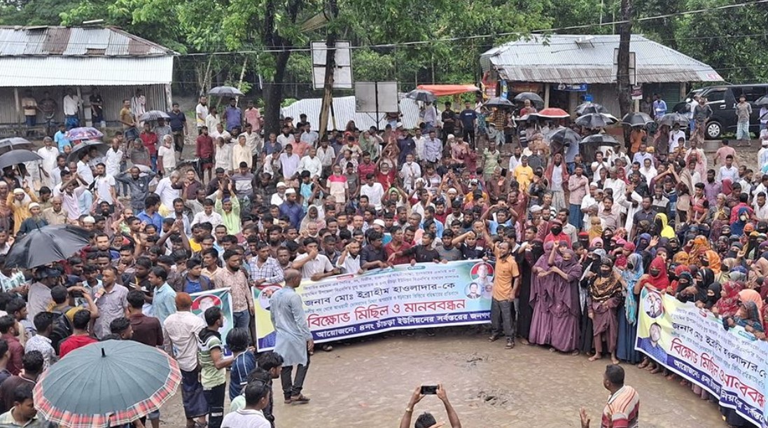 ভোলায় নারীনেত্রী নির্যাতন: বহিষ্কৃত নেতার সমর্থনে বিক্ষোভ, বিএনপির সিদ্ধান্ত প্রত্যাহারের দাবি
