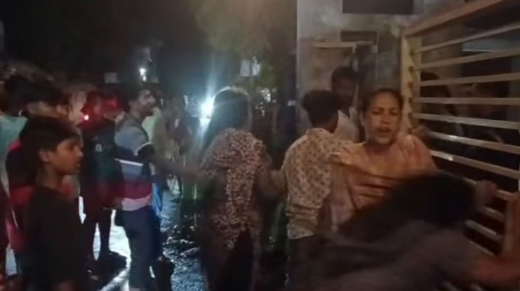 মানিকগঞ্জে চার আ.লীগ নেতা গ্রেফতার, ঘেরাও থানার দরজা!
