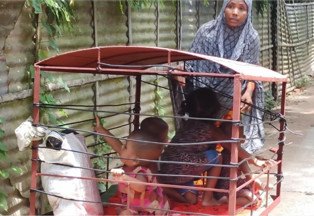 লোহার খাঁচায় চার সন্তান, ঠাকুরগাঁওয়ে এক মায়ের বেঁচে থাকার সংগ্রাম