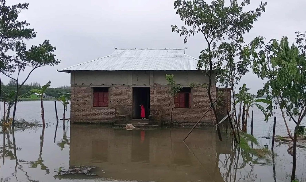 লক্ষ্মীপুরে জোয়ার ও বৃষ্টিতে ২৮ গ্রাম প্লাবিত, দুর্ভোগে হাজারো মানুষ