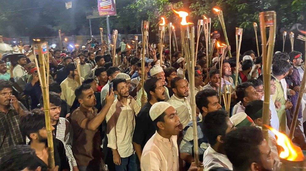 মিটফোর্ড খুন: চাঁদাবাজি-সন্ত্রাসের বিরুদ্ধে ছাত্রদের মশাল মিছিল