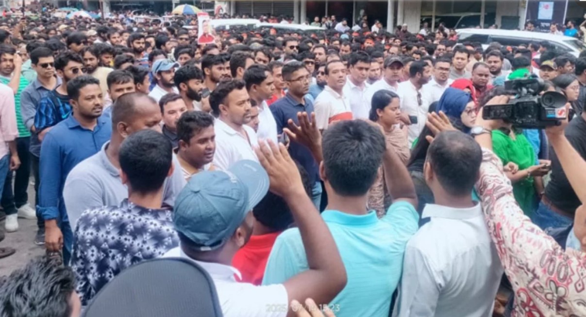 নয়াপল্টন থেকে শাহবাগ পর্যন্ত ছাত্রদলের বিক্ষোভের উত্তাল ঢেউ