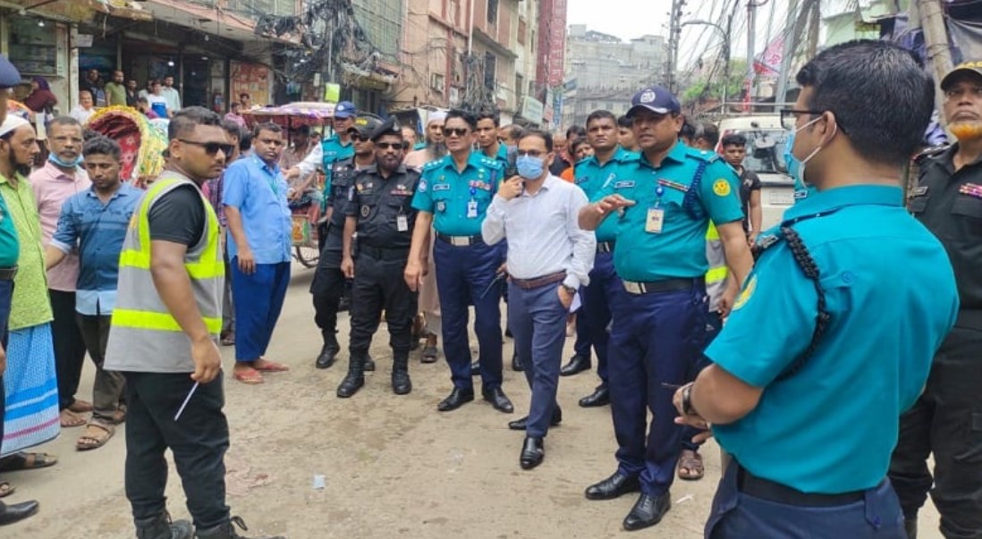 ঢাকার রাস্তায় ভ্রাম্যমাণ আদালতের ঝটিকা অভিযান, কারাদণ্ড-জরিমানা